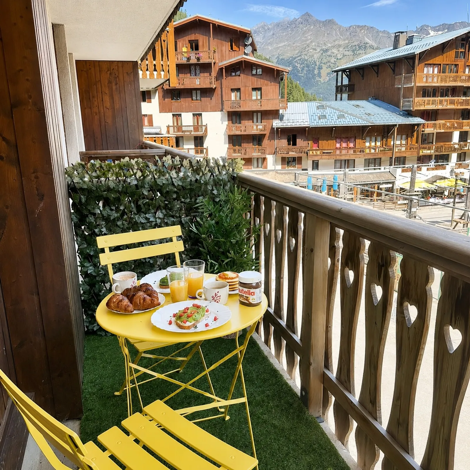 Le balcon en été, face aux chalets et aux mélèzes