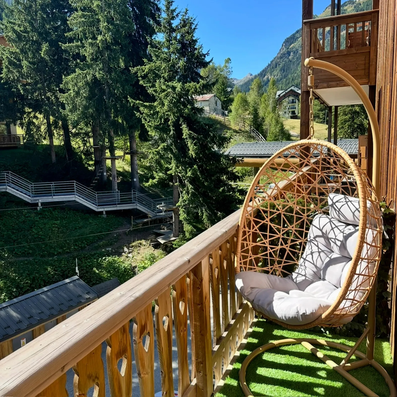La loveuse suspendue sur le balcon, vue sur les mélèzes
