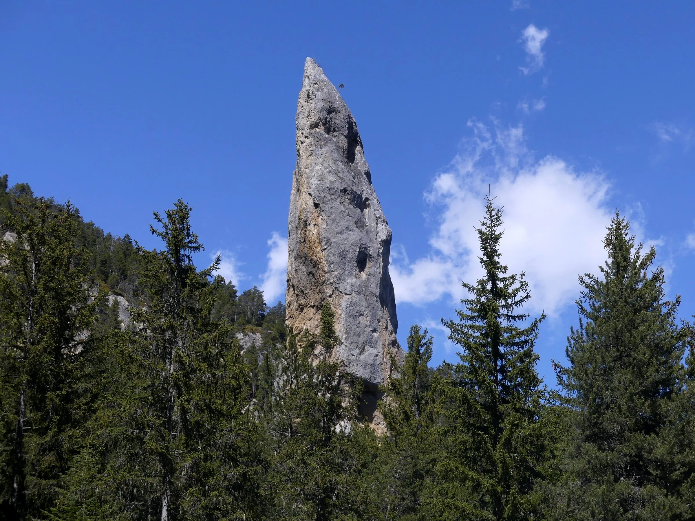 Le monolithe de Sardières : une aiguille de 93 m au milieu de la forêt