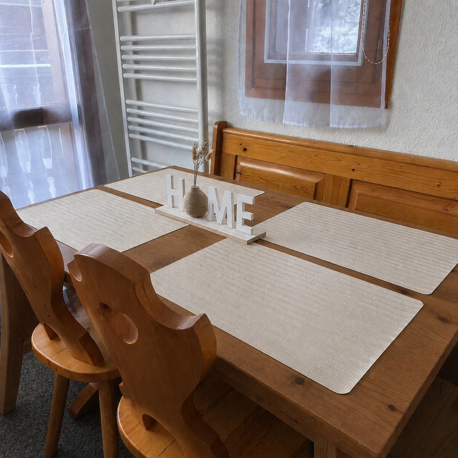 La table à manger en bois pour 4