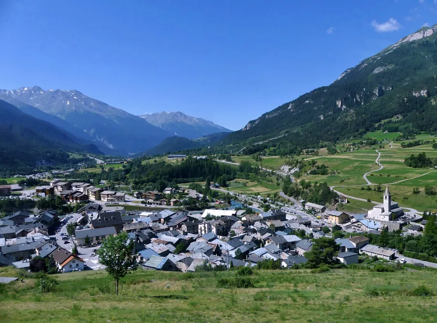 Val Cenis: 125 km of pistes, the villages of Lanslebourg and Lanslevillard, Baroque art